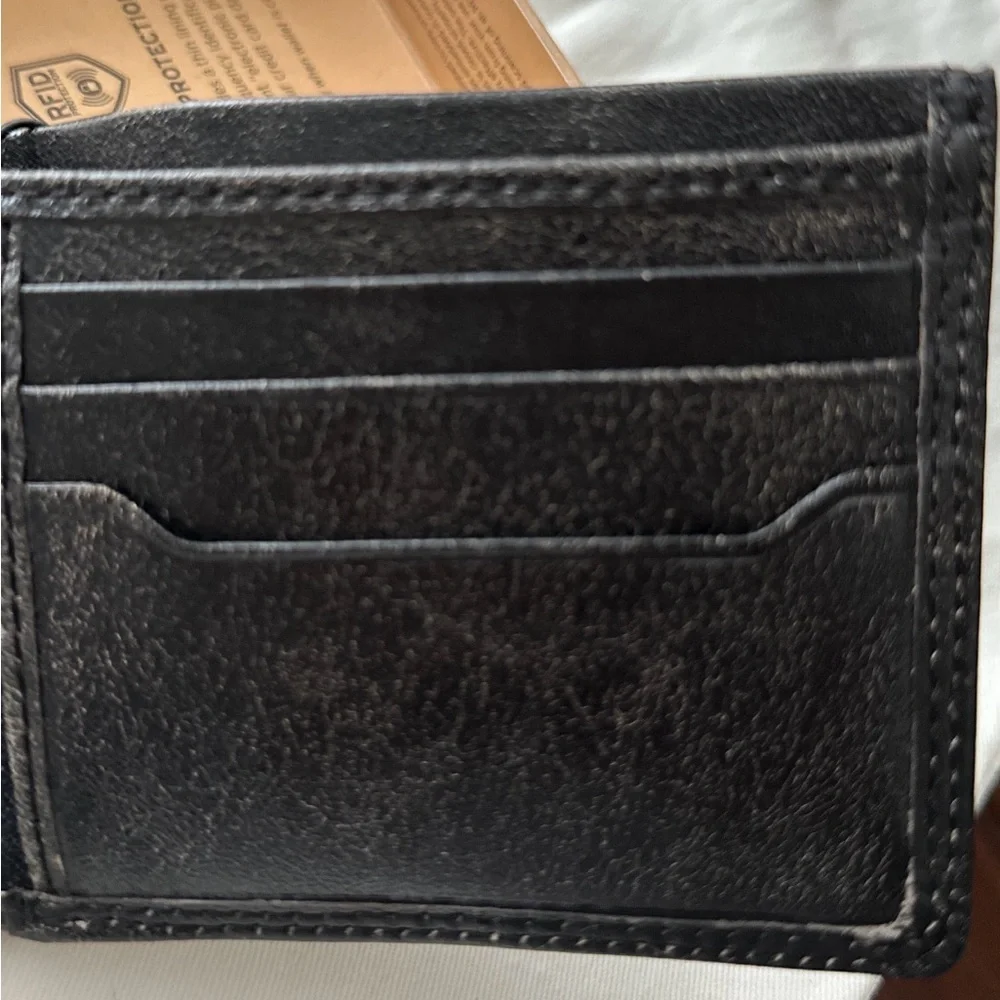 NIB Levi's Classic Black Leather Bifold Wallet with RFID protection 4.5”X 3.5”